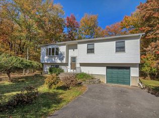 9 Orchard St, Pine Bush, NY 12566