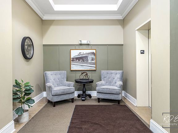 5th image of 935 Burlington Ave Unit 106