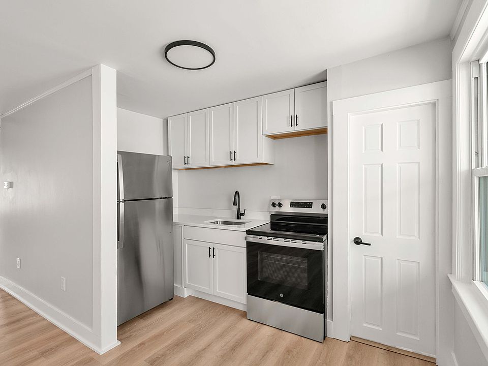 New Kitchen, Microwave has been added since photos taken.