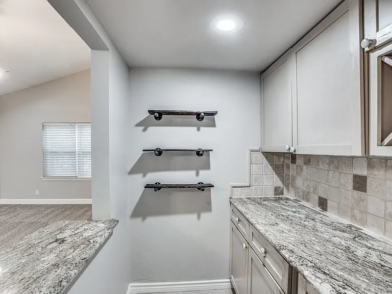 902 Firestone Ln — Photo 15