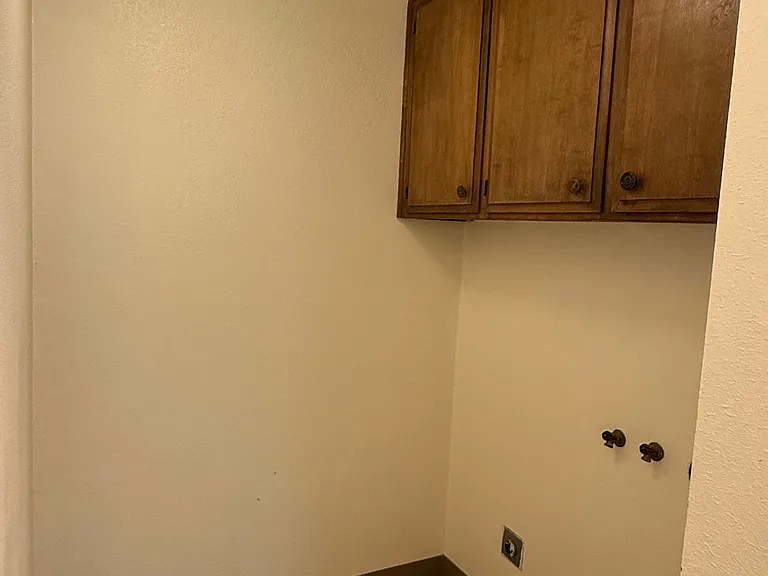 Washer/Dryer Hook-Ups