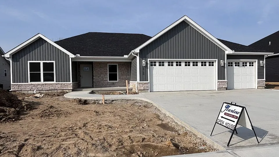 2768 Executive Dr photo 1