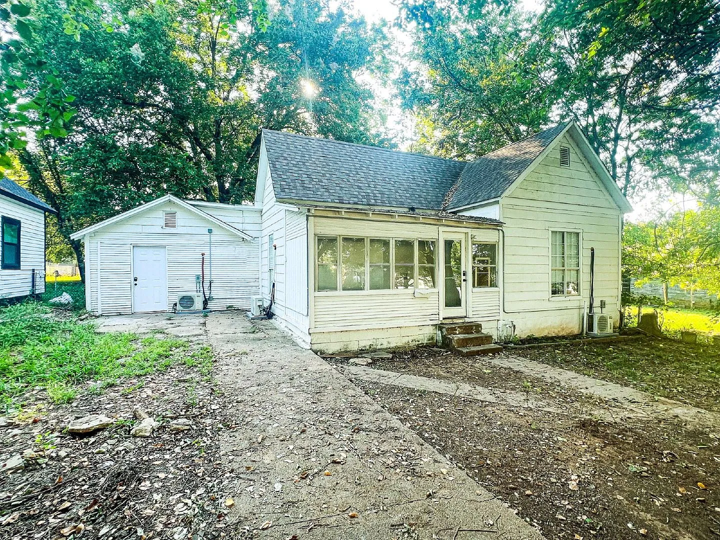 Spacious 3-Bed, 2-Bath with Flexible Dual Living Areas in Cleveland — Photo 1