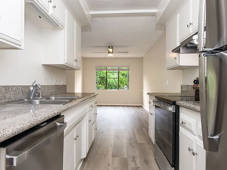 1120 W Alhambra Rd — Photo 9