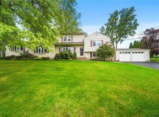 4 Thomas Pl, Valhalla, NY 10595