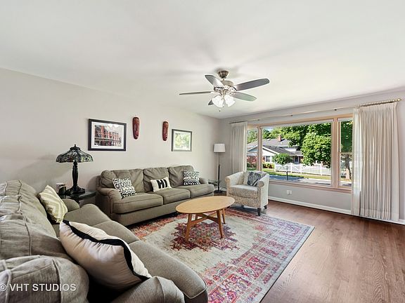 3rd image of 1605 Robinhood Ln