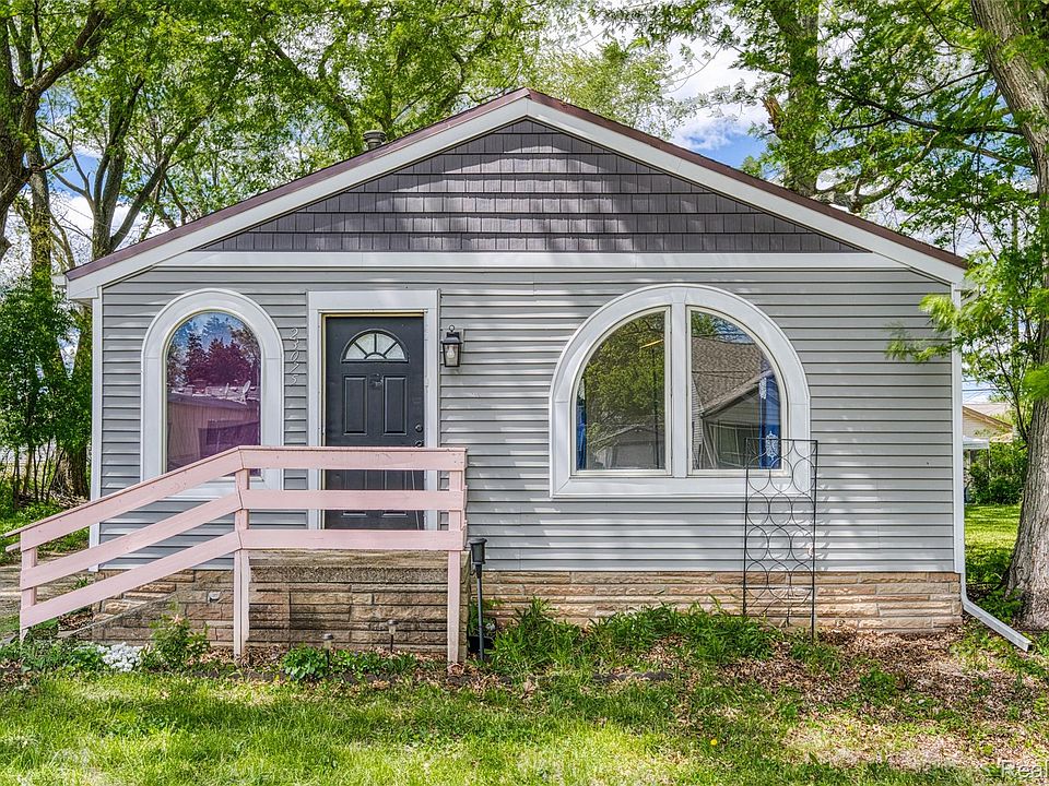 23075 Vance Ave, photo 22