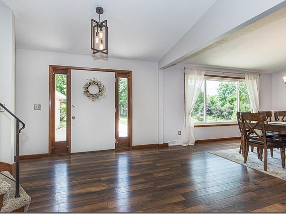 3rd image of 821 Skyland Dr