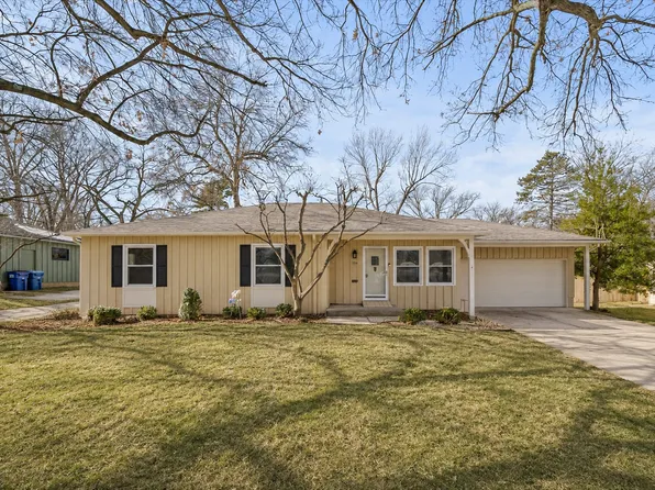 7708 Reeds Rd, Prairie Village, KS 66208