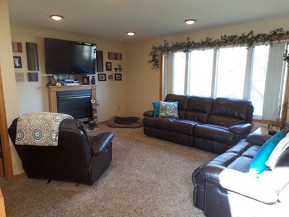 Main level great room w/ fpl