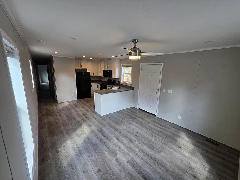 23 Thomas Ln #431 — Photo 3