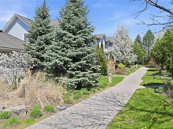 1085 Harrogate Dr #35, Hamilton, ON L9K 1R2