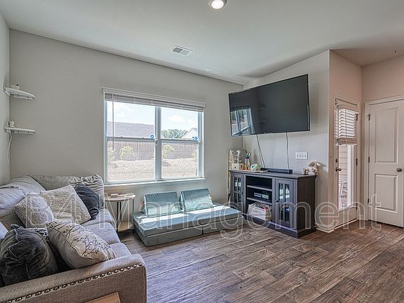 4th image of 1528 Katherine Ct
