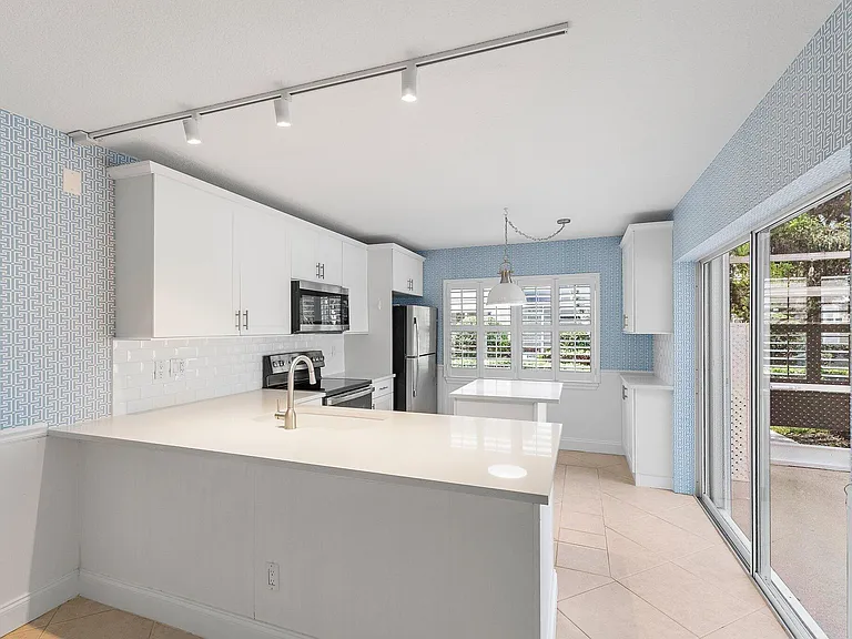 2406 SW Danbury Ln — Photo 4