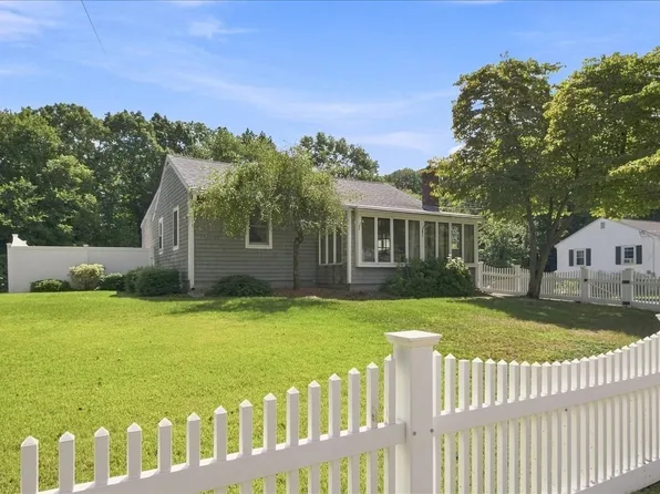 46 Hoover Rd, Walpole, MA 02081