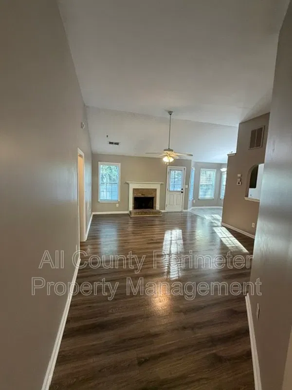 3 bed, 2.0 bath, 1375 sqft, $1,695 — Photo 3