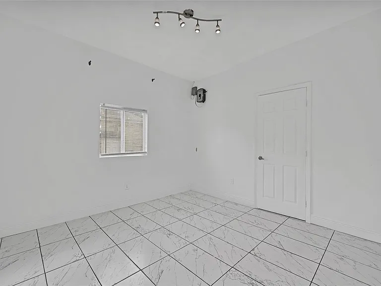 1114 NW 39th St — Photo 16