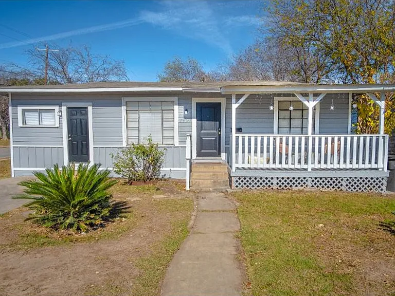 1003 Poinsettia — Photo 16