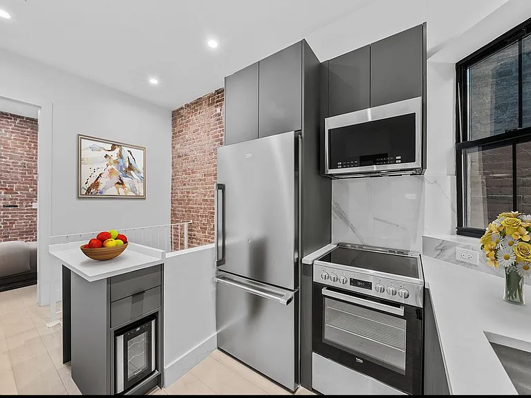 356 W 48th St #B — Photo 6