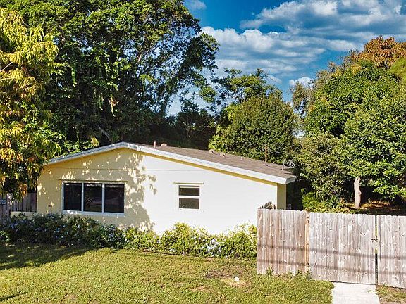 2nd image of 300 S Caloosahatchee Ave