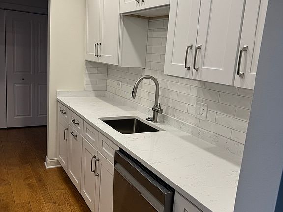 3rd image of 300 Thames Pkwy APT 3D