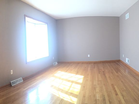 4th image of 605 Pleasant Ln
