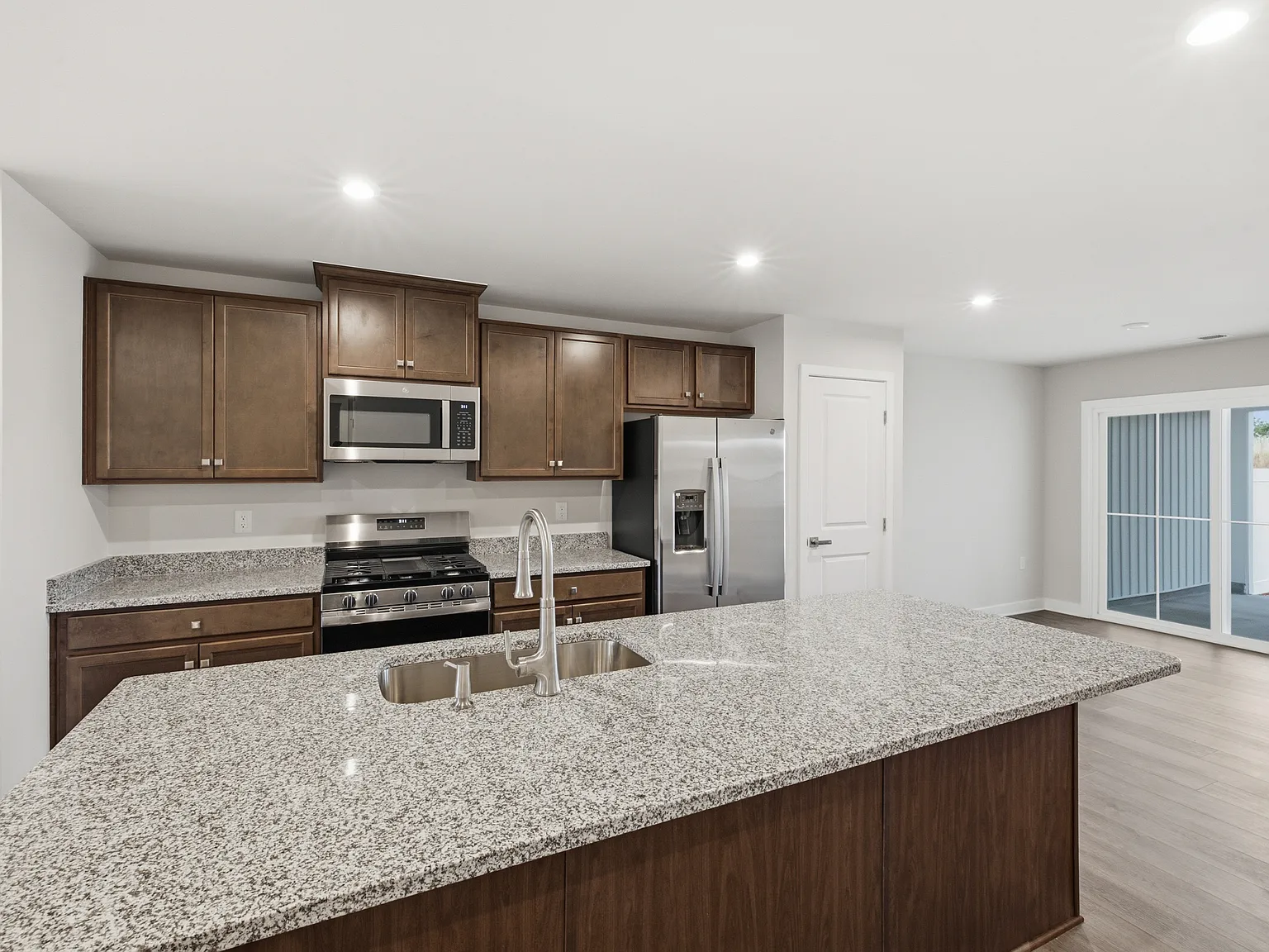 3 bed, 2.5 bath, 1628 sqft, $1,975 — Photo 4