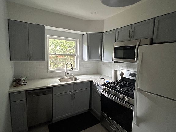 5th image of 12 Thomas Pl Floor 1