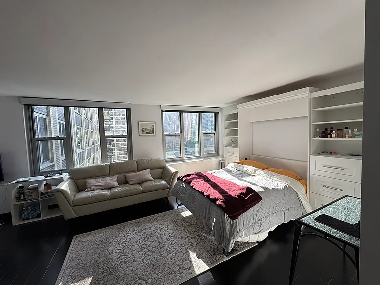 400 E Randolph St #1822 — Photo 3