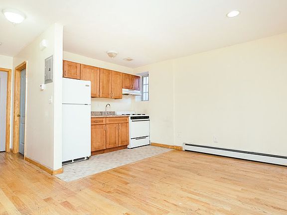 3rd image of 98 Jefferson St #2
