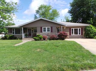 211 W Pierce Ave, Charleston, IL 61920