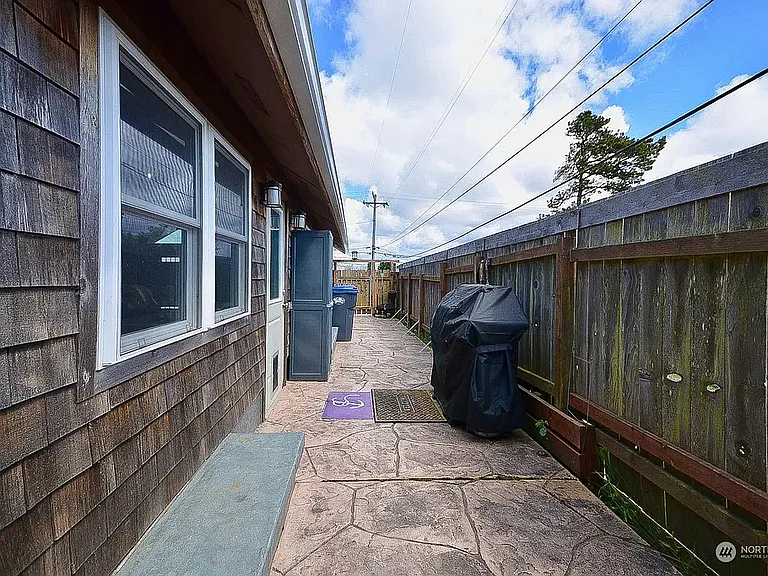 1001 N Montesano St — Photo 27
