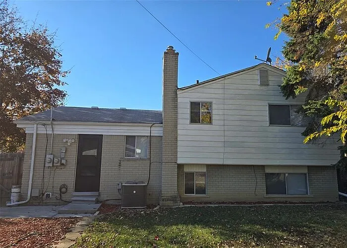5 bed, 2.5 bath, 1600 sqft, $2,500 — Photo 2