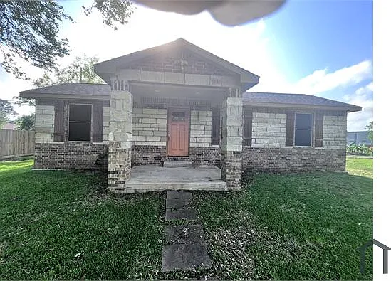 3 bed, 1337 sqft, $1,695 — Photo 1