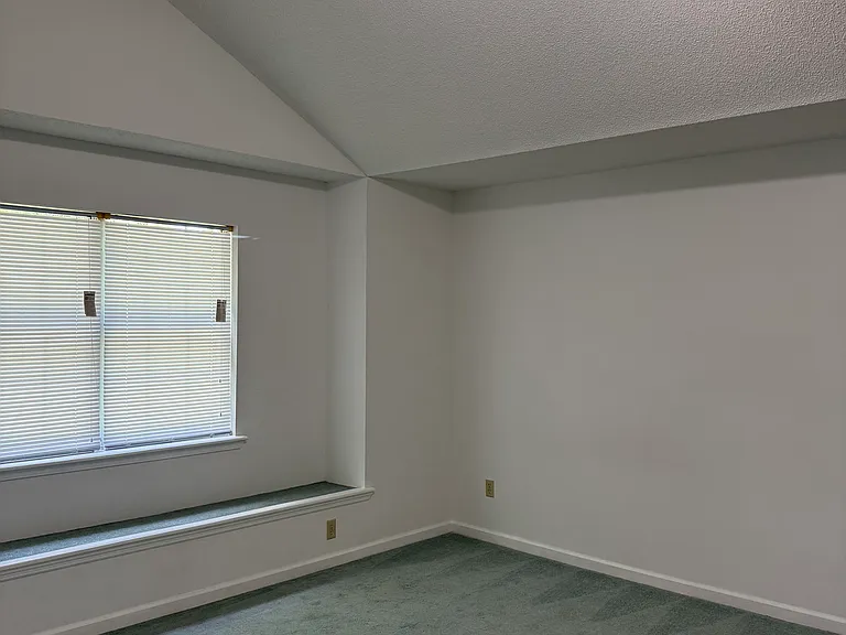 223 Georgia St — Photo 16