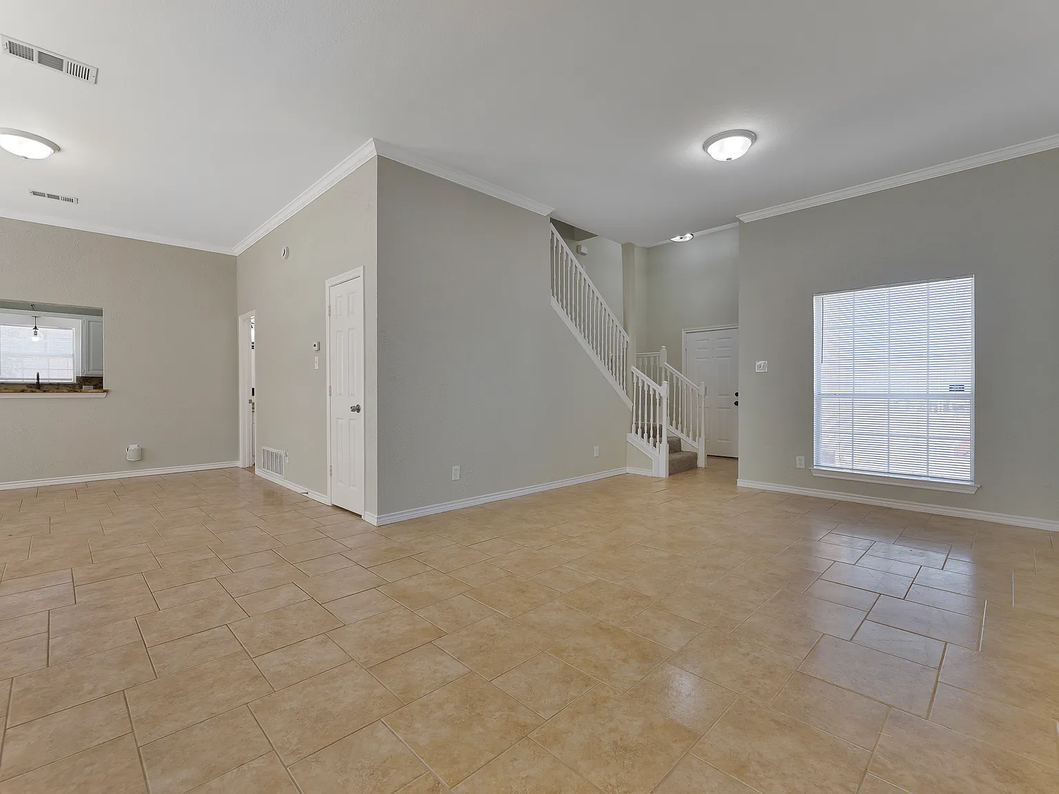 3 bed, 2.5 bath, 2022 sqft, $1,995 — Photo 4