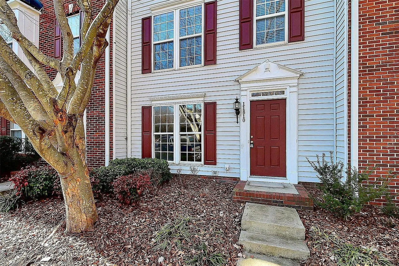 3 bed, 3.5 bath, 1905 sqft, $2,200 — Photo 1