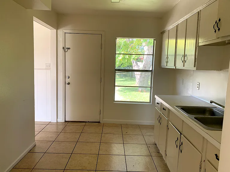 4006 King Richard Dr — Photo 2