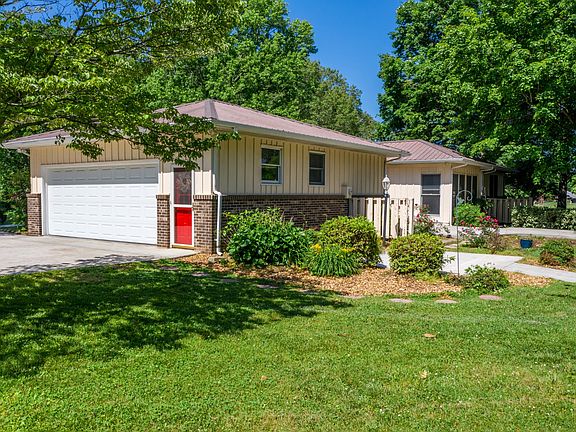 5th image of 424 Oak Circle Dr