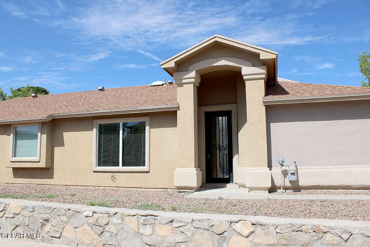 4 bed, 2.0 bath, 1458 sqft, $1,900 — Photo 1