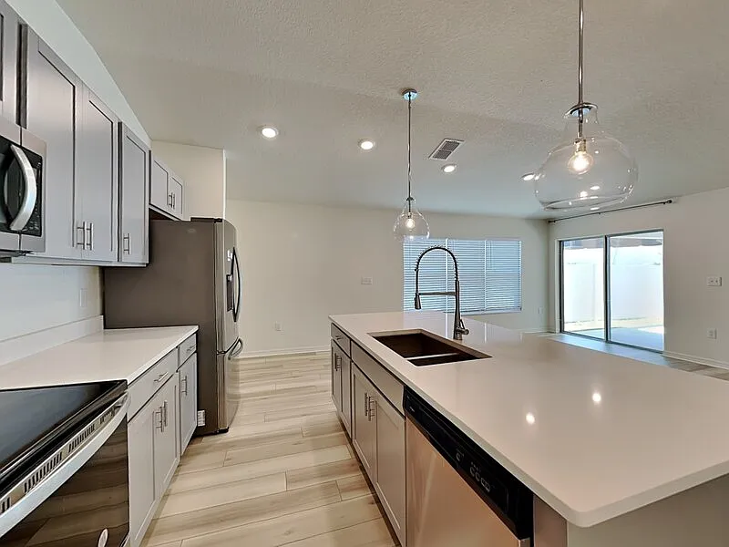 4 bed, 2.0 bath, 1637 sqft, $2,250 — Photo 2