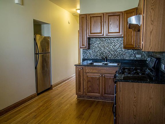 4th image of 2946 N Gresham Ave #1