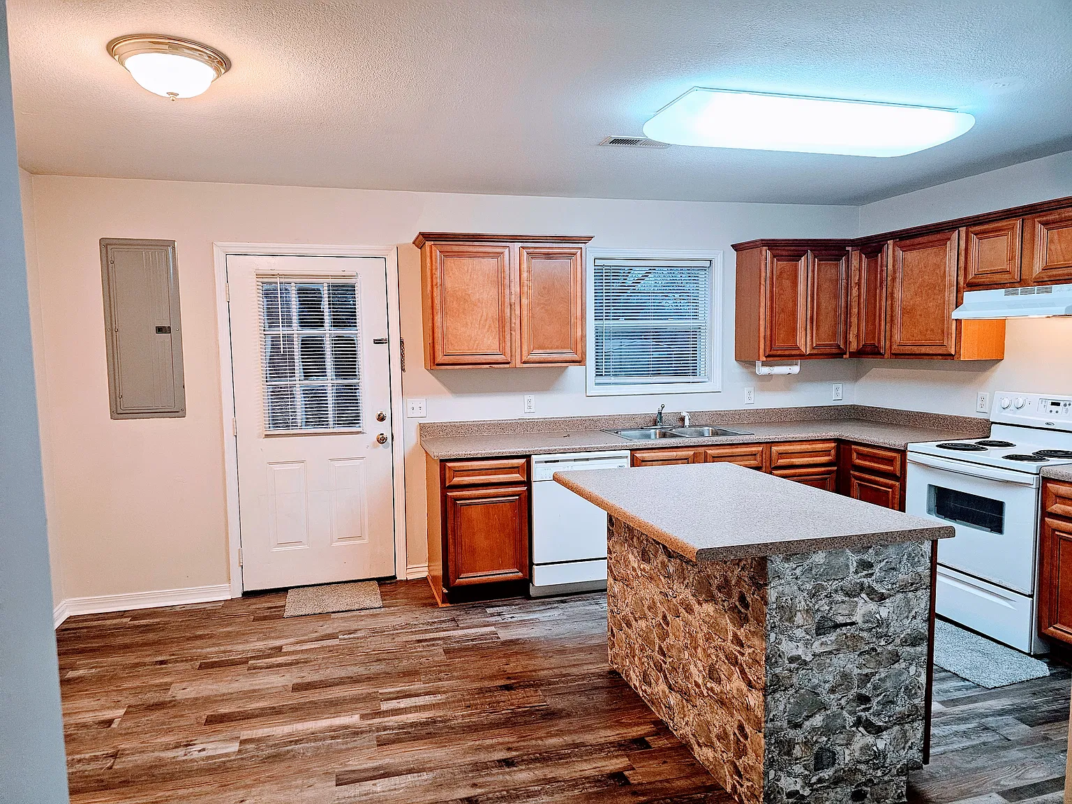 2 bed, 2.5 bath, 1100 sqft, $1,300 — Photo 2