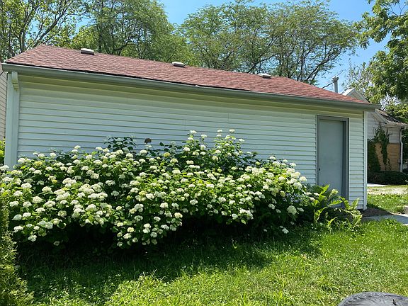 Garage with hydrangeas