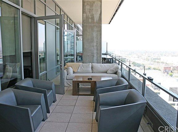 4th image of 1100 S Hope St #104
