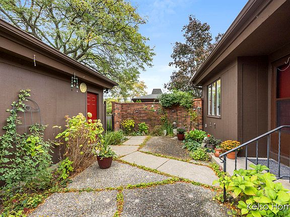 2nd image of 6038 Parview Dr SE