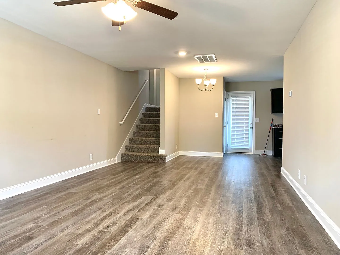 886 Lutz Ln — Photo 2