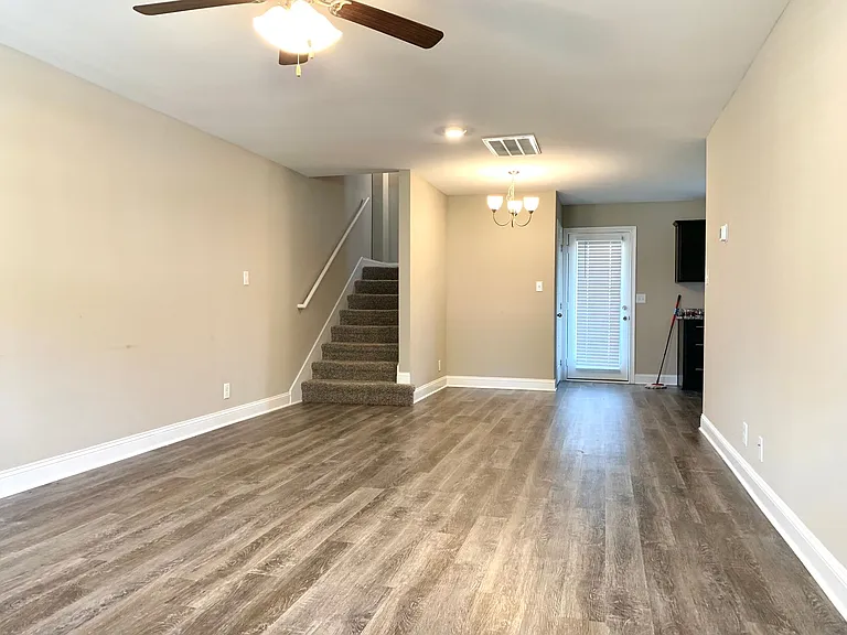 886 Lutz Ln — Photo 2