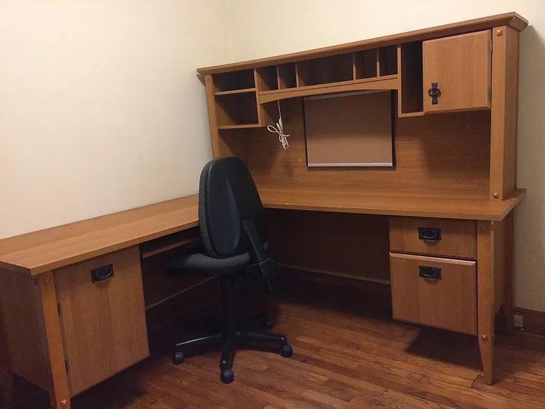 another view of the desk and chair