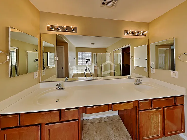 11369 W Lincoln St — Photo 13
